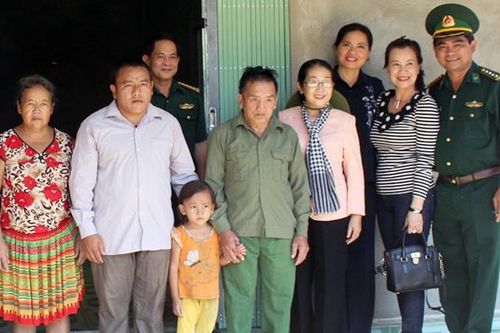 Đoàn công tác Thành ủy Thành phố Hồ Chí Minh thăm và tặng quà tại huyện Mường Khương