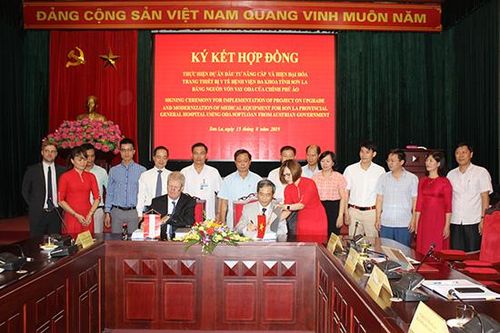 Ký kết hợp đồng thực hiện Dự án 'Đầu tư nâng cấp và hiện đại hóa trang thiết bị y tế cho Bệnh viện Đa khoa tỉnh Sơn La'