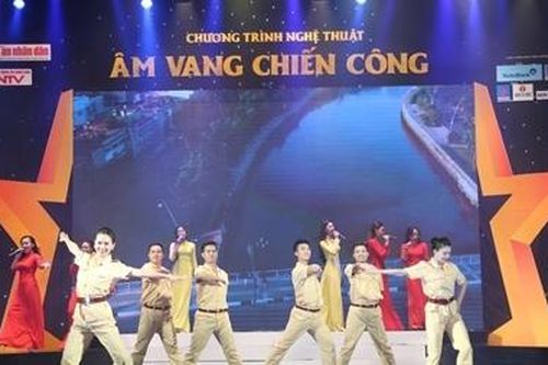 Các nghệ sĩ CAND 'cháy' hết mình trong Âm vang chiến công
