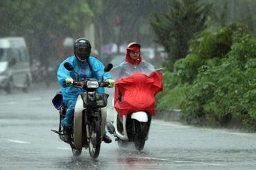 Bắc bộ ngày nắng rát người, chiều tối đổ mưa giông