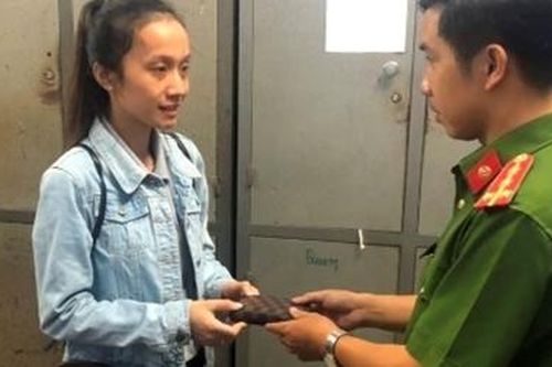 Công an xã trao trả tài sản đánh rơi cho người dân