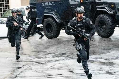 Đội SWAT vượt làn đạn cứu đồng đội từ hang ổ tội phạm ma túy