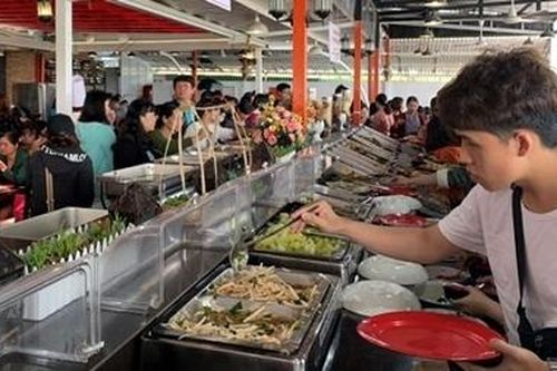 Một gia đình chiêu đãi 3.000 suất ăn chay lễ Vu Lan