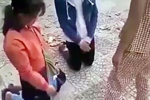 Ba nữ sinh bị bạn bắt quỳ và dùng dép đánh vào mặt