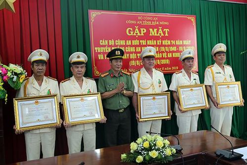 Trao Huân chương Bảo vệ Tổ quốc hạng ba cho12 cá nhân Công an tỉnh Đắk Nông