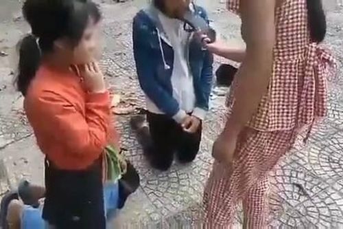 Ba nữ sinh bị bạn bắt quỳ, đánh tới tấp