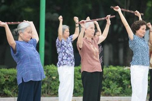 Những lưu ý với người cao tuổi bị loãng xương