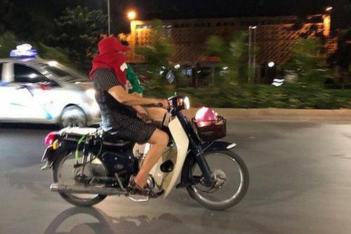 Thót tim nữ 'ninja' đi băng băng trên đường Hà Nội, 1 tay lái xe máy, 1 tay... bồng con nhỏ