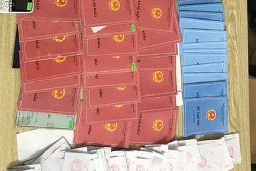Hà Nội: Triệt phá đường dây làm hộ khẩu Hà Nội giả