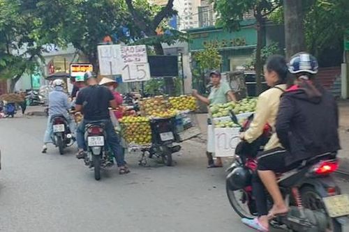 Hà Nội: Bán đảo Linh Đàm được 'đặc cách' để 3 làn ô tô dưới lòng đường, vỉa hè?