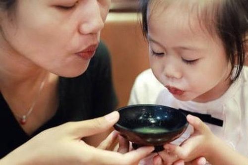 'Thổi phù cho nguội thức ăn' - hành động thường xuyên của người lớn dành cho con trẻ nhưng lại ẩn tàng nguy cơ bệnh tật!