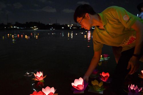 Hàng nghìn người Sài Gòn thả hoa đăng đêm Vu Lan báo hiếu