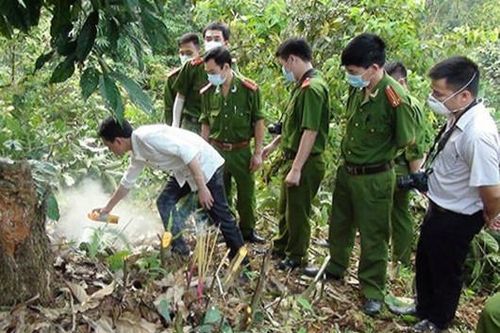Lái xe ôm nghi bị cướp sát hại, vứt xác dưới mương nước ở Sài Gòn