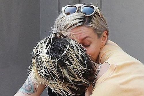 Kristen Stewart hôn môi gái lạ, nghi vấn đã chia tay thiên thần nội y