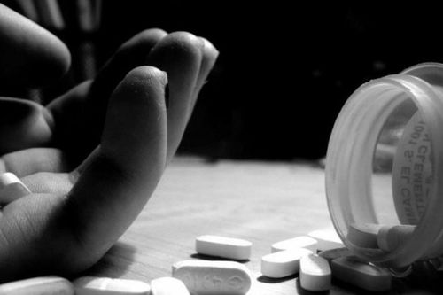 Nữ sinh uống 40 viên Paracetamol tự tử vì không được đi nối tóc