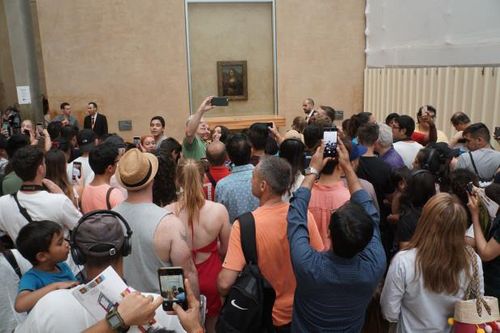 Chen chân chiêm ngưỡng tranh Mona Lisa, nhiều người phẫn nộ