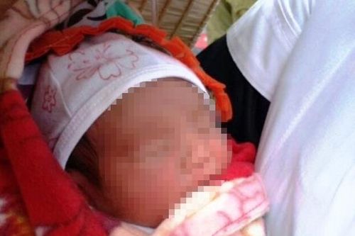 Bé trai sơ sinh còn nguyên dây rốn bị bỏ rơi bên vệ đường