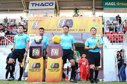 Không VAR, ai 'soi' trọng tài?