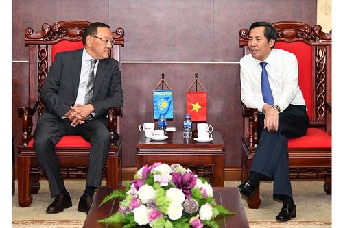 Đồng chí Thuận Hữu tiếp Đại sứ nước Cộng hòa Kazakhstan