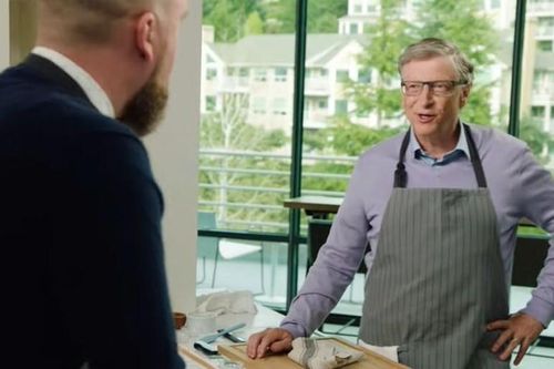 Tỷ phú Bill Gates lần đầu vào bếp làm gà nướng
