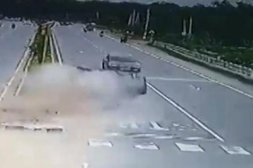 Mất lái, ôtô va dải phân cách đâm vào xe ngược chiều