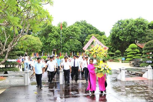 Thứ trưởng Bộ Nông nghiệp và PTNT dâng hương tại Khu di tích Kim Liên
