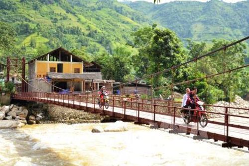 Vùng lũ Bản Hồ đưa cầu treo mới vào sử dụng