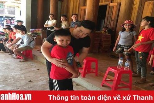 Ca sỹ Quang Lê cùng Hoa hậu quý bà Bùi Thị Hà trao quà cho người dân vùng lũ Quan Sơn