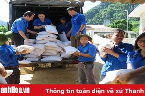 Đoàn Khối các cơ quan tỉnh Thanh Hóa thăm hỏi, hỗ trợ tiền cho các gia đình bị thiệt hại do mưa lũ tại Quan Sơn