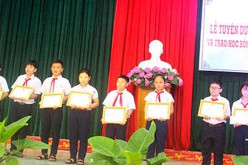 Diên Khánh: Tuyên dương 127 học sinh tiêu biểu