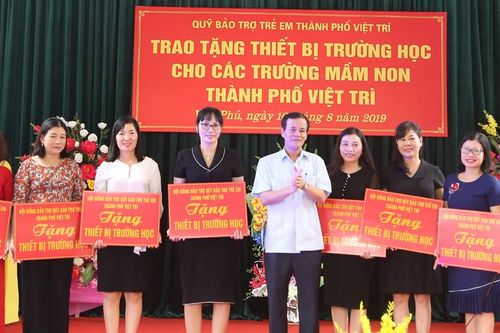 Trao tặng thiết bị trường học cho các trường mầm non