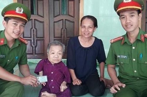 Đến tận nhà cấp, đổi và giao trả CMND cho cụ bà 96 tuổi
