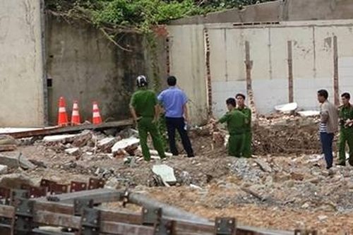 Sập tường nhà xưởng, hai công nhân tử vong