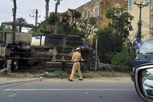 Trời mưa, xe bồn lật, tài xế thoát chết trong gang tấc