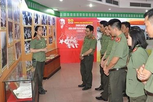 'CAND khắc ghi lời Bác': Dấu ấn từ những hiện vật