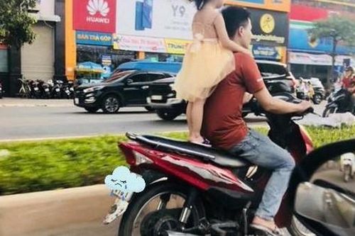 Đau tim hình ảnh các ông bố, bà mẹ phó mặc tính mạng con cái cho may rủi