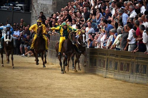 Vỡ òa cảm xúc tại lễ hội đua ngựa trung cổ lâu đời ở Italy