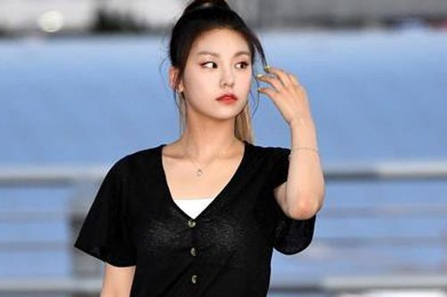 Dàn thần tượng nhà JYP nổi bật, Mamamoo diện đồ ngủ ra sân bay