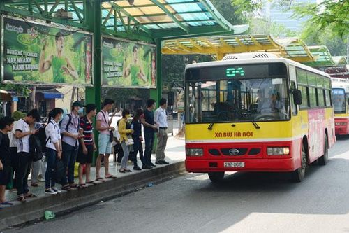 Văn hóa ứng xử trên xe buýt: Vui ít, buồn nhiều