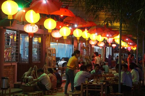 Trải nghiệm thú vị với phiên chợ đêm ở cầu ngói Thanh Toàn