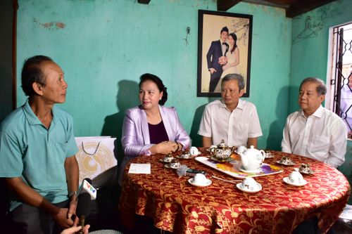 Chủ tịch Quốc hội thăm và tặng quà các gia đình ở di tích Thượng Thành