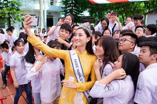 Tân hoa hậu Lương Thùy Linh gây 'sửng sốt' với nhan sắc ngoài đời khi về thăm trường cũ