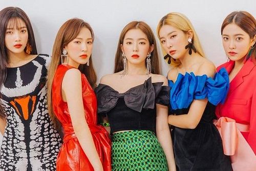 Một người đàn ông giở trò đồi bại ngay giữa màn biểu diễn của Red Velvet