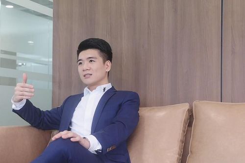 'Thiếu gia nghìn tỷ' nhà bầu Hiển có gu thời trang giản dị không ngờ