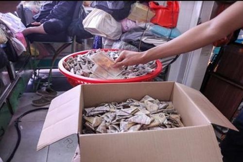 Giật tiền cúng cô hồn: Hành vi quá phản cảm