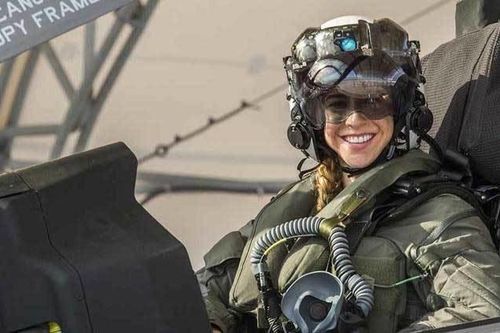 Chân dung nữ phi công đầu tiên tốt nghiệp khóa huấn luyện lái F-35