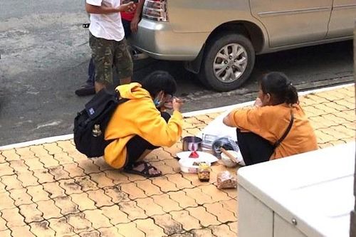 Bữa cơm giữa sân trường của người mẹ nghèo và cô sinh viên năm nhất