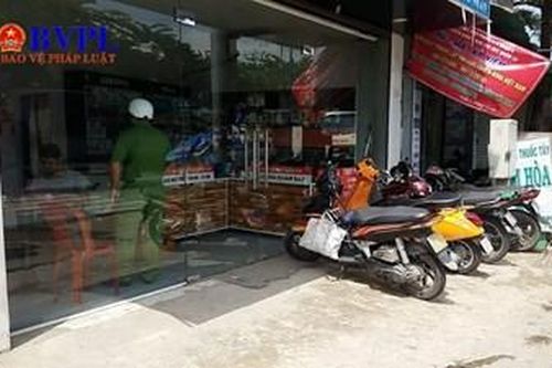 Hai 'bác' xe ôm truyền thống hỗn chiến tranh giành khách rồi... nhập viện