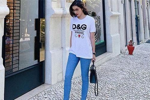Phong cách đường phố cực cá tính với đồ trắng và quần jean của sao Việt
