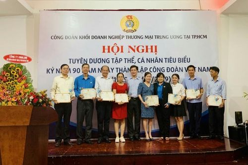 Khen thưởng các cán bộ công đoàn tiêu biểu